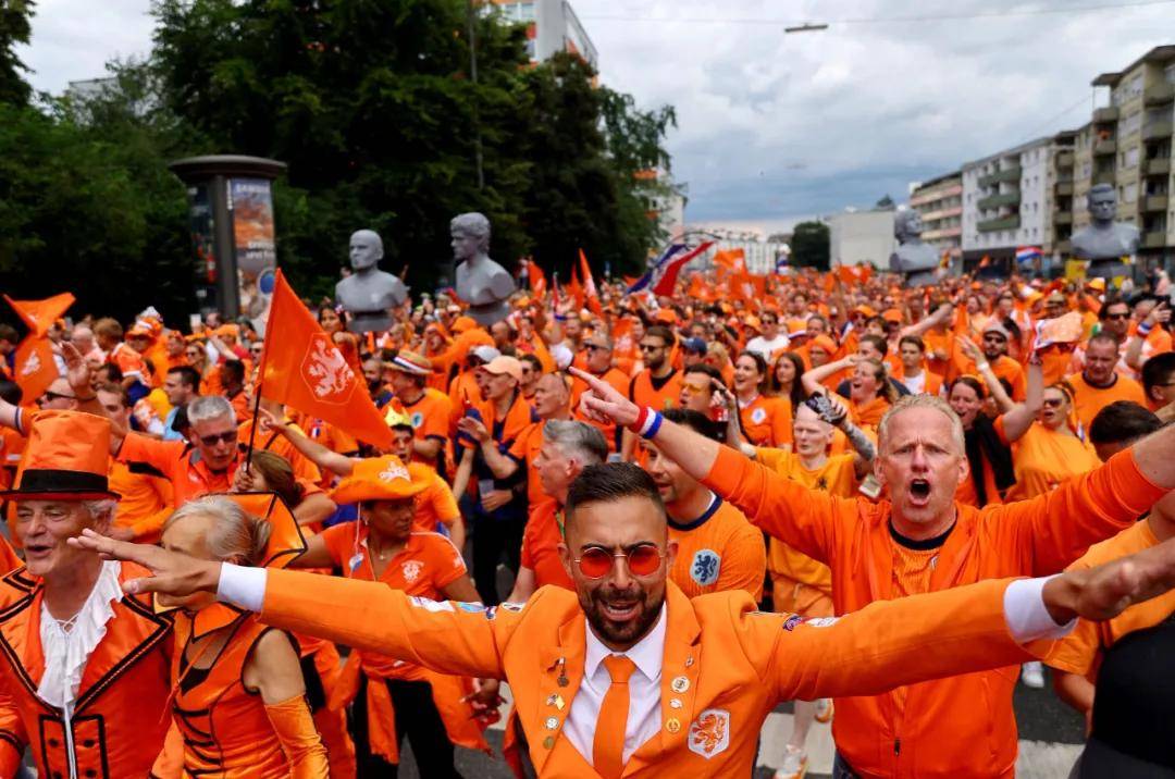 观众在欧洲国家杯比赛中为他们的队伍欢呼 观众在欧洲国家杯比赛中为他们的队伍欢呼