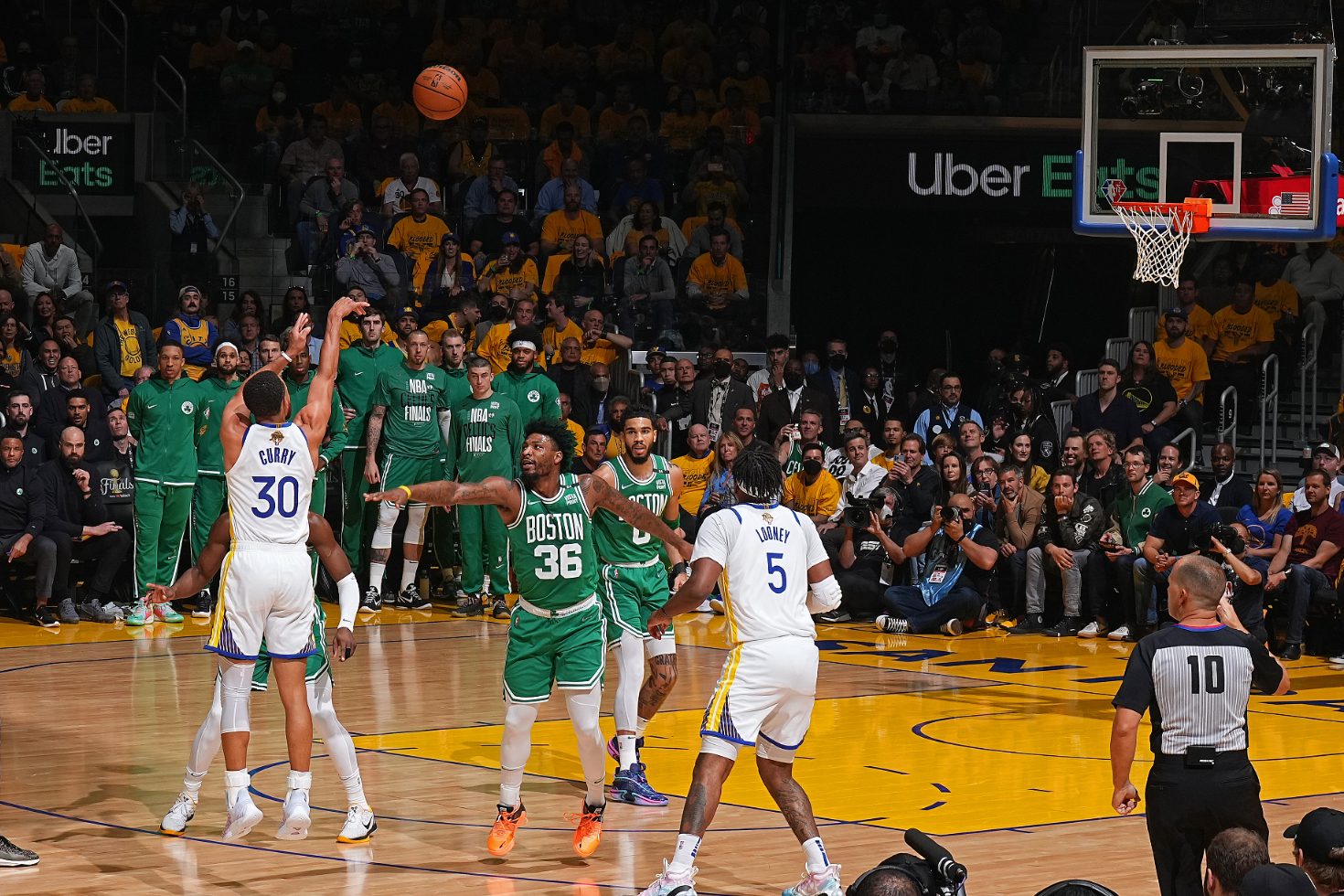 关于莱万特进攻端发挥出色，战胜对手的信息