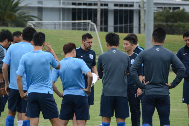 广州富力困扰不断,球迷呼吁更换主帅的简单介绍 广州富力困扰不断,球迷呼吁更换主帅的简单介绍