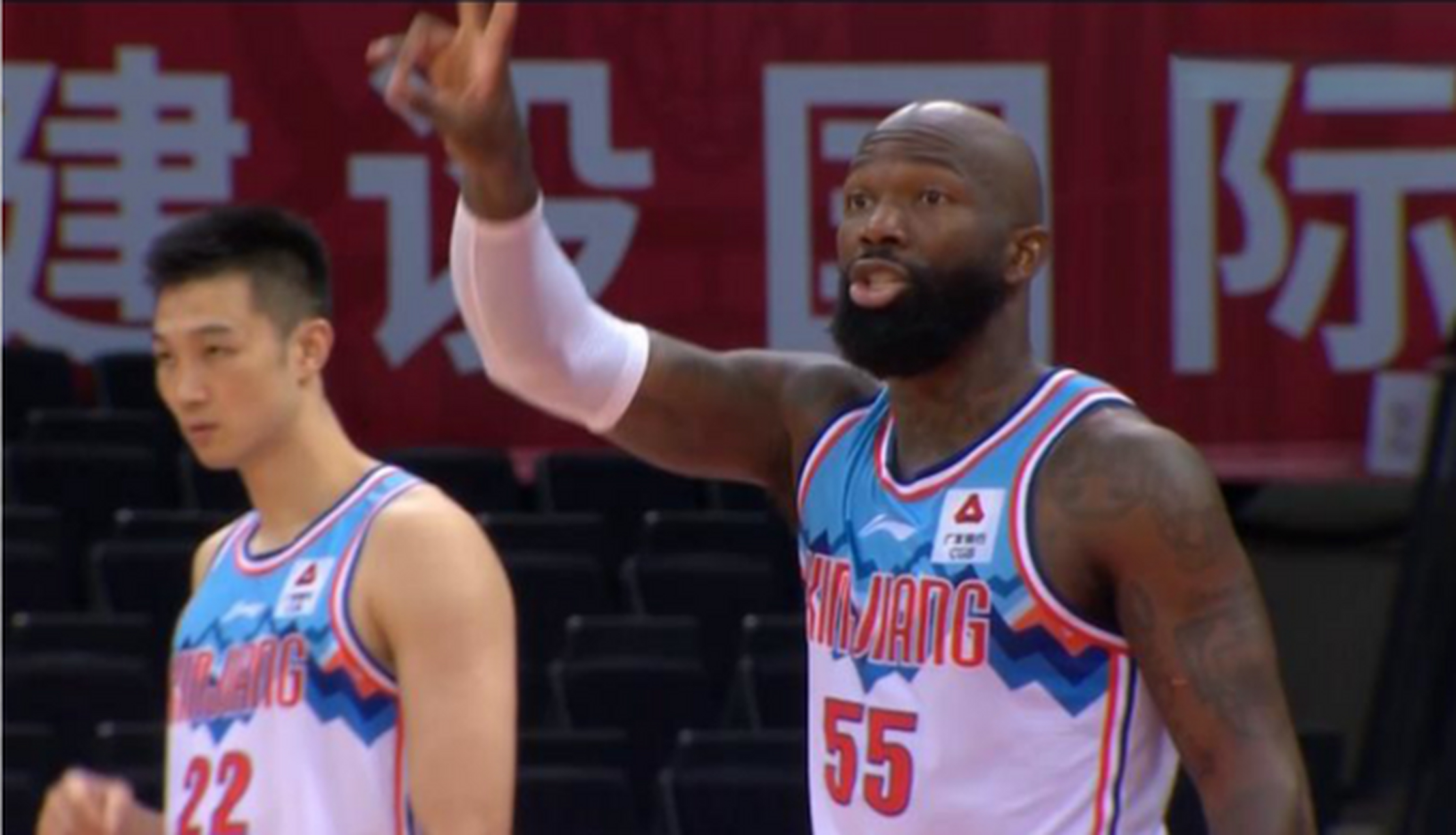 新疆男篮全队统一作战开展激烈攻守战斗的简单介绍