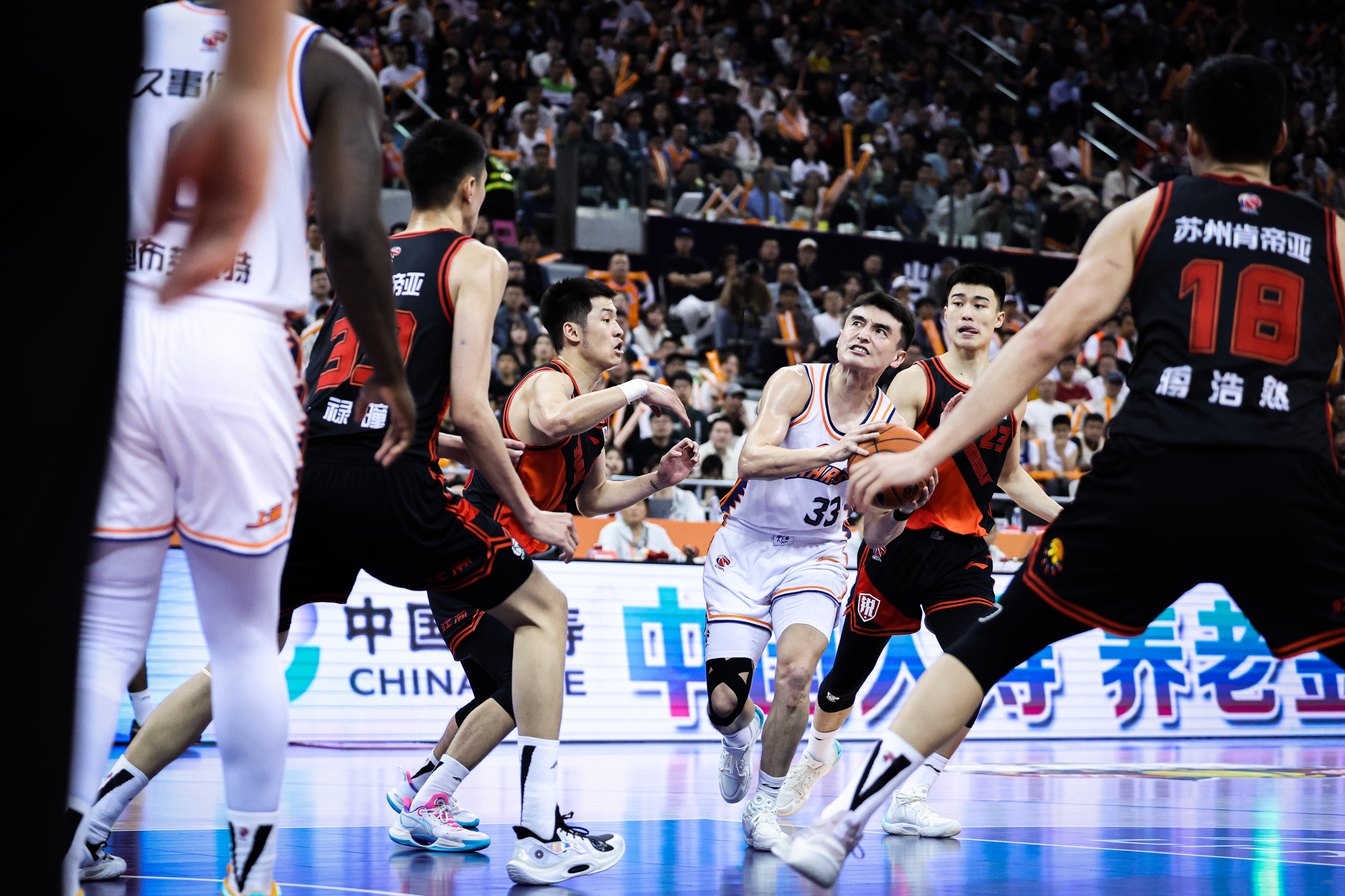 精彩比赛中，球员发挥出色，取得胜利