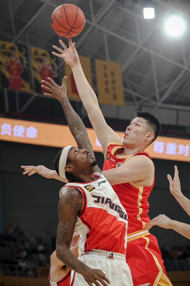 江苏男篮战胜四川男篮，取得季后赛关键胜利