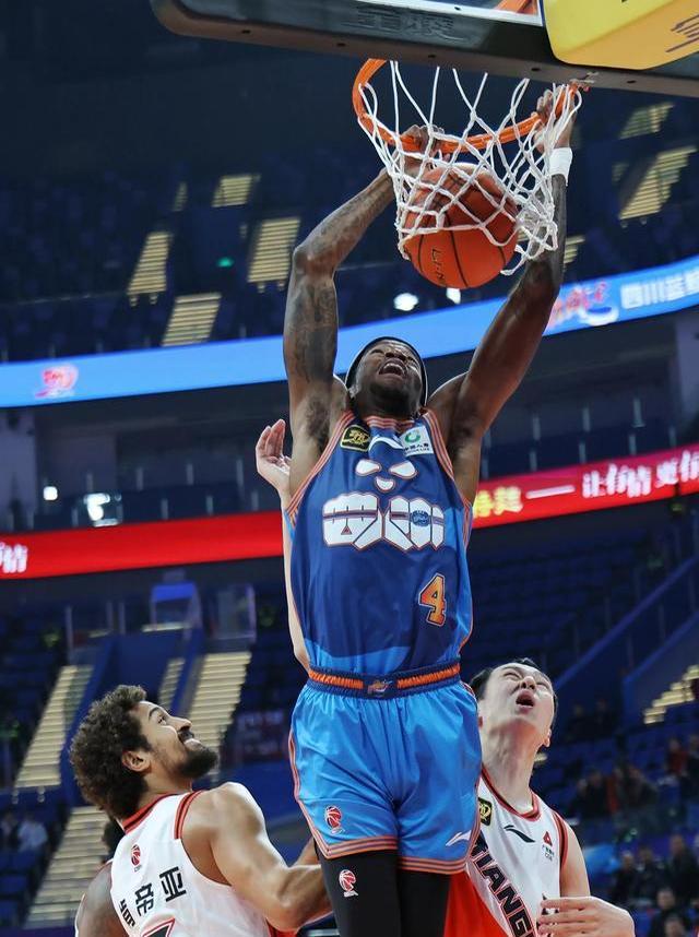 江苏男篮战胜四川男篮，取得季后赛关键胜利