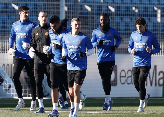 瓦伦西亚俱乐部新援抵达训练基地