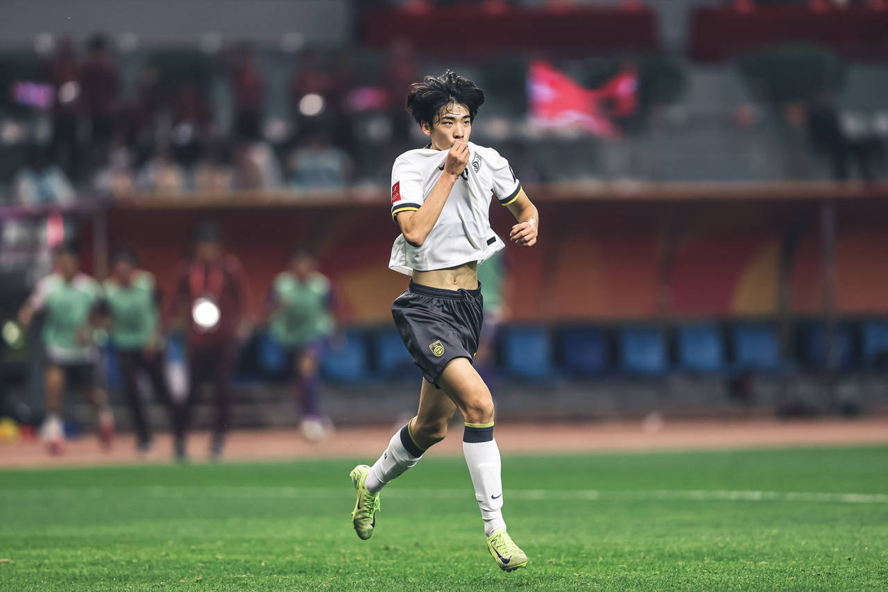 国内足球比赛：年轻球员表现出色