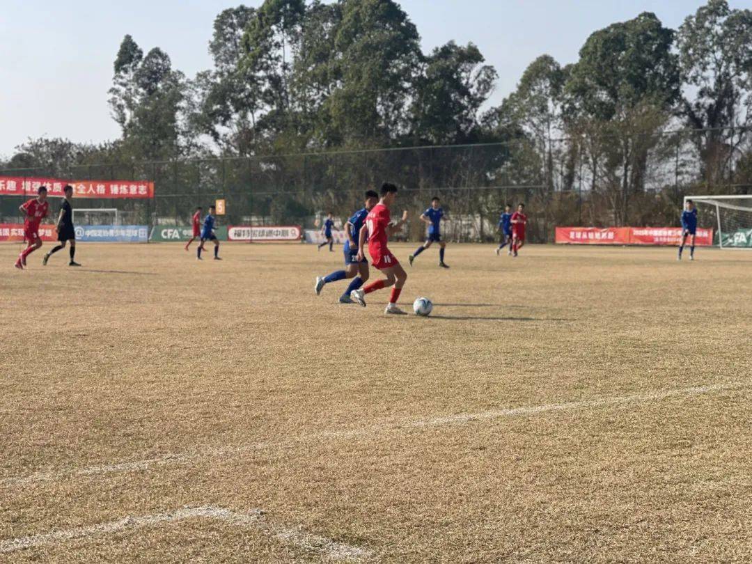 国内足球比赛：年轻球员表现出色