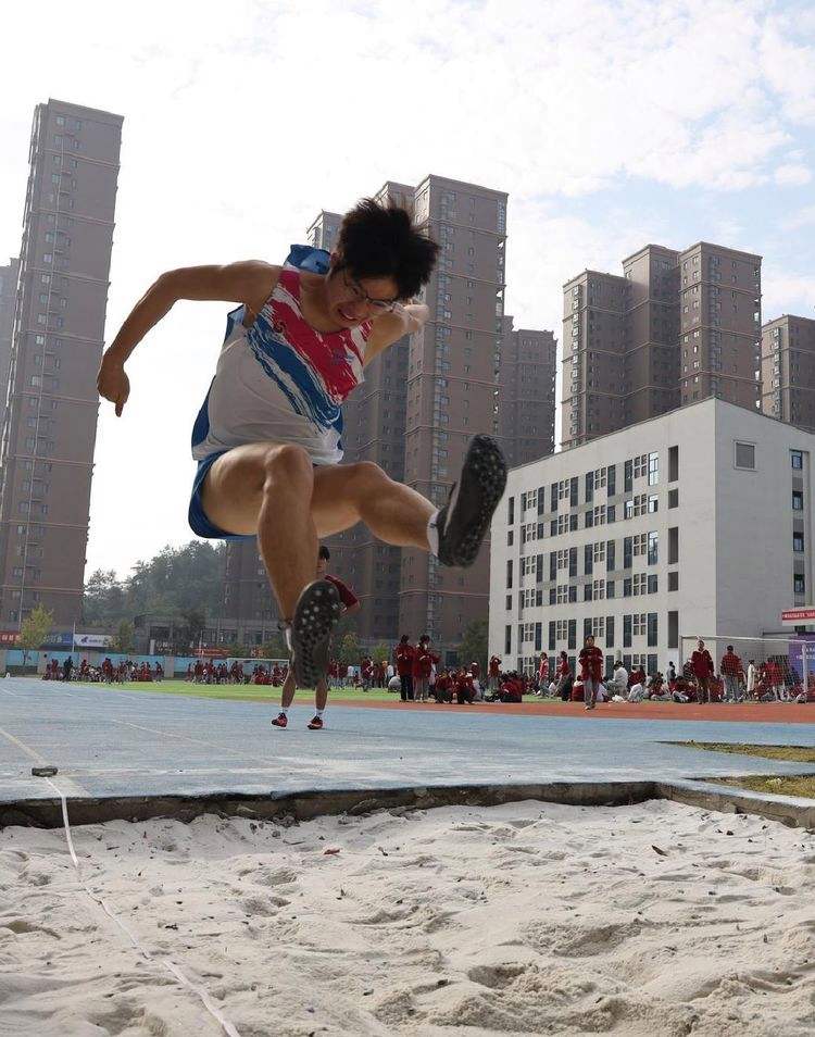 精彩激烈的争夺,球队在赛场上奋勇拼搏 精彩激烈的争夺,球队在赛场上奋勇拼搏