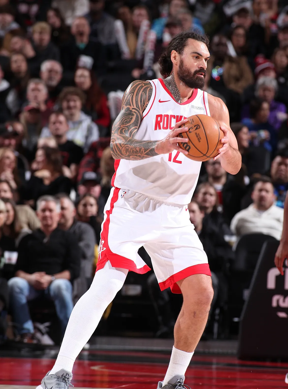 魔术队主场比赛中锋发威,控制篮板领先对手 魔术队主场比赛中锋发威,控制篮板领先对手