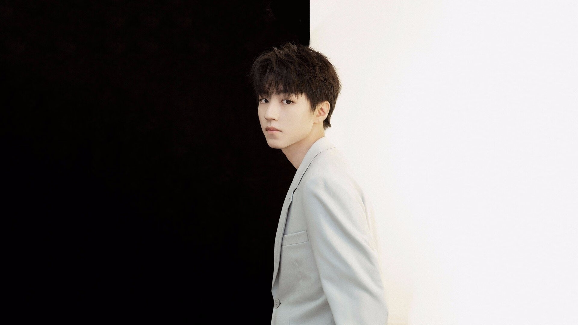 太阳灼伤上海，乔治主宰英超，体育争冠中的领袖光芒