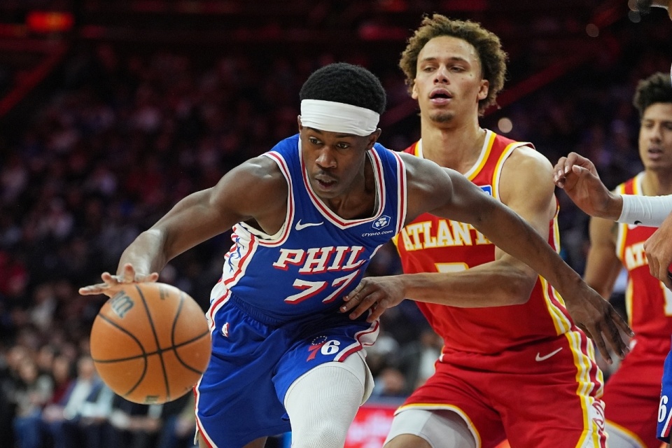 老鹰击溃爵士，马克西在年度焦点之战接管比赛